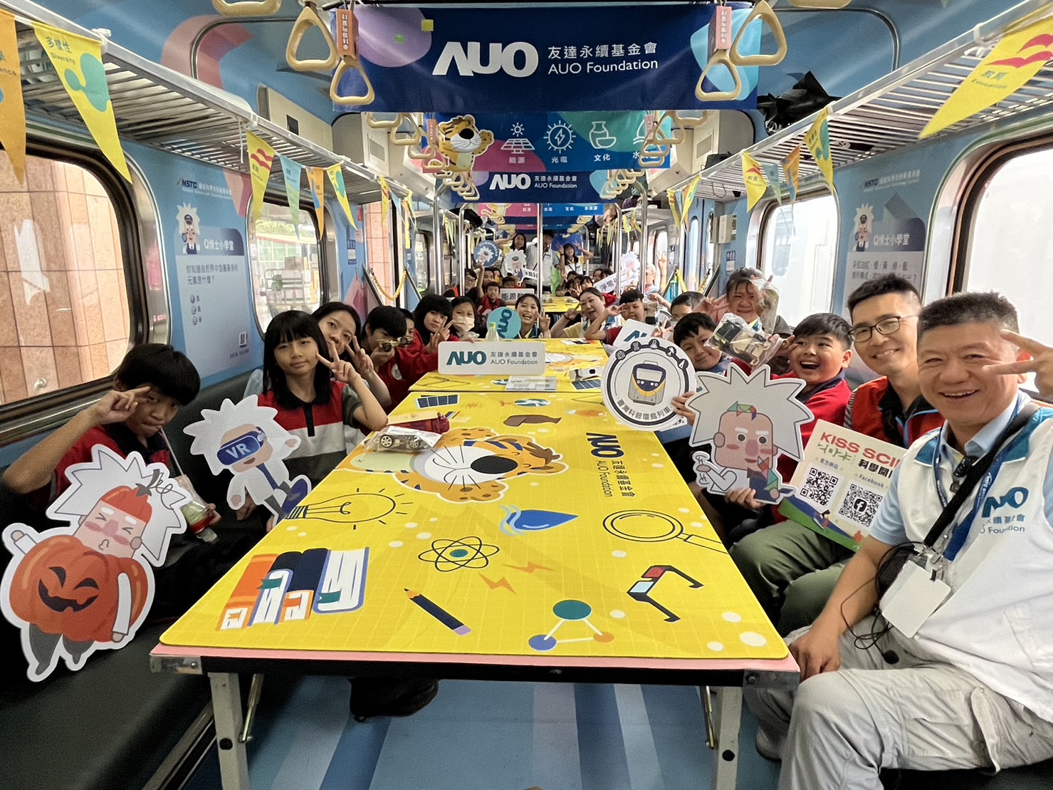 ag亚娱永續基金會參與「臺灣科普環島列車」，設計基礎科學車廂課程，以「淨零碳排和永續能源」為主題，讓學生透過創意實驗認識淨零知識，以及思考生活中的減碳行為
