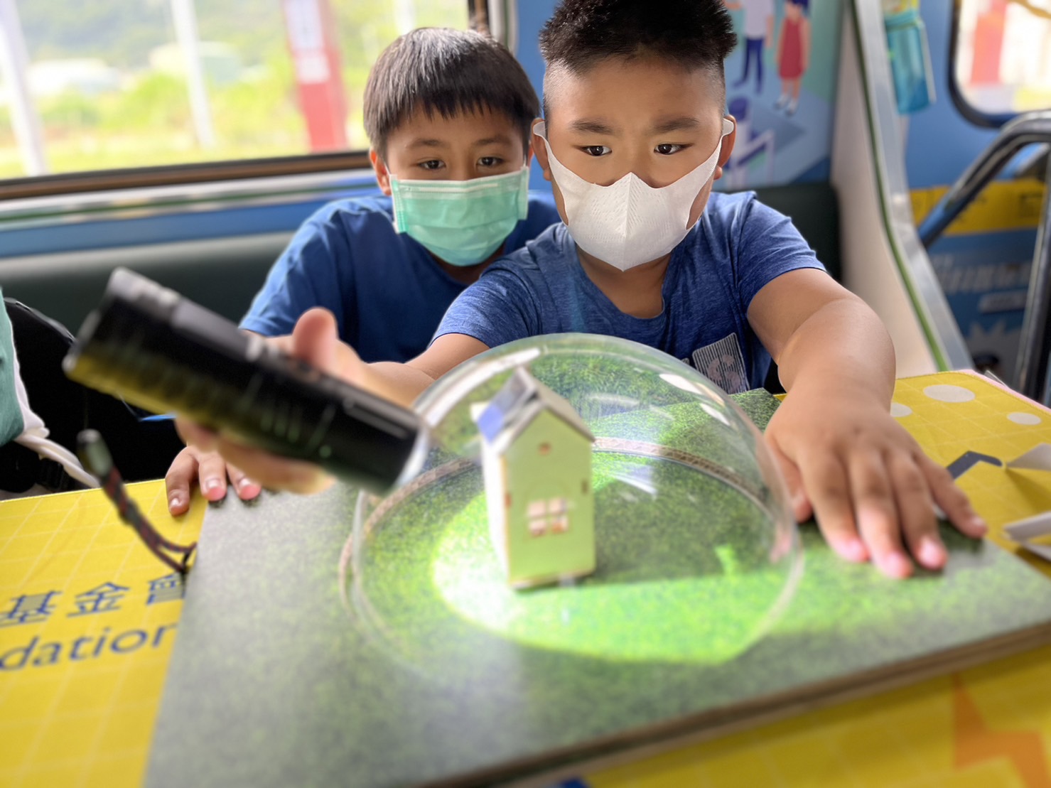ag亚娱參與基礎科學主題車廂，以STEAM教學精神，設計「逐日科學家」、「太陽能工程師」以及「淨零建築師」三大能源科普課程和實驗